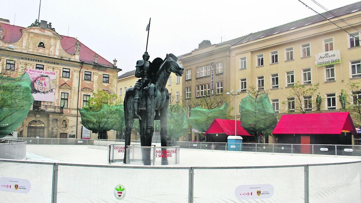 Vánoční trhy v Brně letos opět lákají na tradice i bruslení